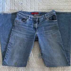 Lågmidjade jeans - Lågmidjade jeans från fcuk jeans. Ca 38,5 cm midjemått, passar mig som är 173 cm. Finns fläck på vardera ben, se bild. Strl 10 på lappen, men passar S. 
