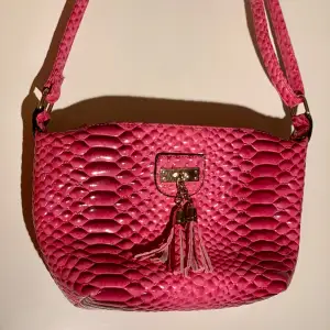 Söt rosa väska i vintage stil 💖