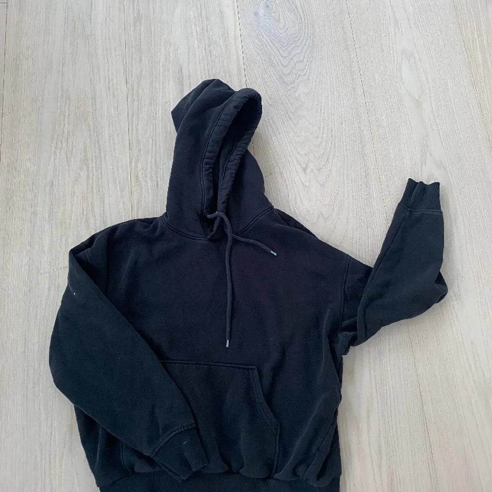 En svart hoodie från Weekday. Så skön men säljer pågrund av att den är för stor. är i bra skick. Skriv för mer info eller mer bilder 💓. Hoodies.