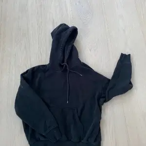 En svart hoodie från Weekday. Så skön men säljer pågrund av att den är för stor. är i bra skick. Skriv för mer info eller mer bilder 💓
