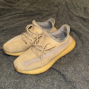Yeezys 350 Linen - Säljer nu mina äkta yeezys, köpte dem för ca 2,5-3 år sedan. Smutsiga men är lätt att få bort. Inga andra skador finns. (Stock X pris 2500kr) Digitalt kvitto och box följer med!