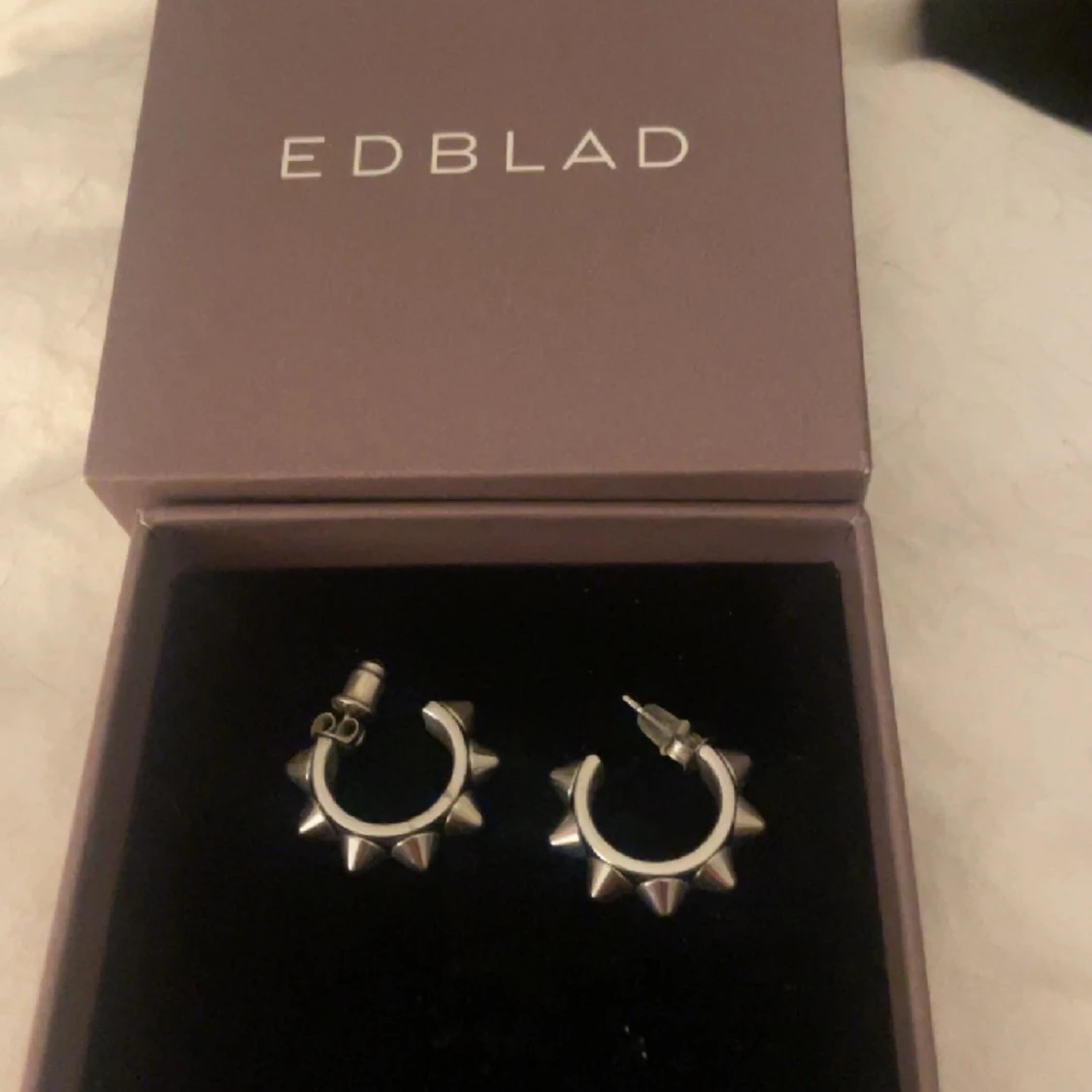 Örhängen med nitar  - 90