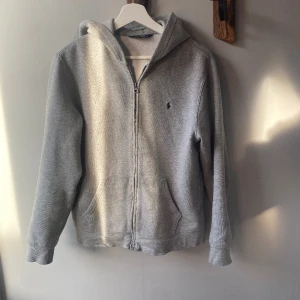 Ralph lauren zip hoodie - Snygg Grå Ralph lauren zip hoodie, väldigt bra skick. Bara att skriva om du har några frågor🤙