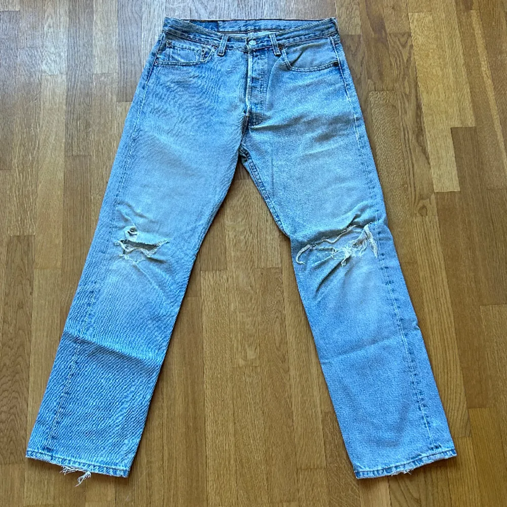 Vintage Levis 501   Hål vid båda knän och lagning vid bakfickan   Storlek: W30 L30. Jeans & Byxor.