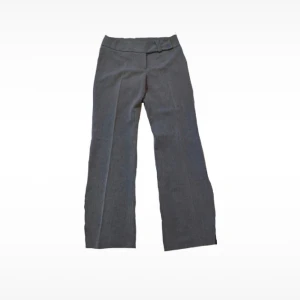 Lågmidjade kostymbyxor grå - Snygga grå kostymbyxor med tunna vita ränder som tyvärr inte passar, står strl 38 men passar mer som 36 ❤️ skriv vid frågor! 