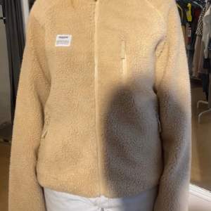 Säljer denna fleece tröja då den inte längre kommer till användning, storlek s herrstorlek. Nypris 1499 💓