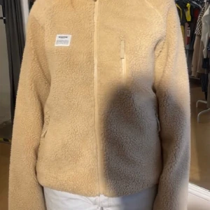 Fleece från resteröds - Säljer denna fleece tröja då den inte längre kommer till användning, storlek s herrstorlek. Nypris 1499 💓
