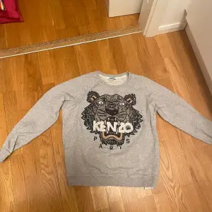Säljer min kenzo tröja då den tyvärr inte kommer till användning, obetydligt använd i fint skick utan defekter!💞 450 ink frakt, men går att pruta såklart❣️