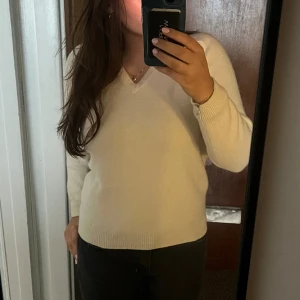 stickad tröja  - säljer denna fina stickade tröjan då den inte används. Perfekt lite tjockare tröja inför vår. Är i nyskick 💞