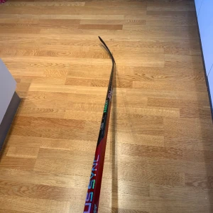 Folins hockey klubba - Säljer nu Kristian folins hockey klubba som nu spelar i Frölunda hockey lag. Denna match mötte dom färgesdad där han gjorde 1 ass och så har han spelat i NHL. Skick 10/10 där klubban nästan är helt ny. Ny pris är ca (3-5 tusen) Där pris kan diskutera