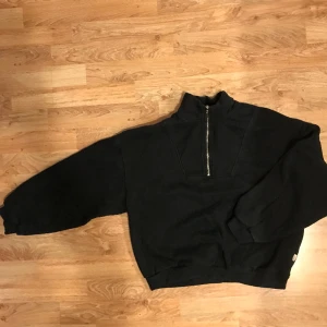 Svart tröja Pernilla Wahlgren  - Snygg svart tröja med dragkedja framtill storlek S. Ren och hel och obetydligt använd.