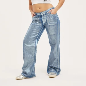 Lågmidjade monki jeans - Storlek 32 vilket motsvarar cirka 40/42🩷 Helt nya med lappar kvar!