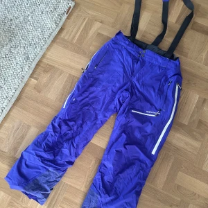 Skidbyxor Peak Perfomance - Använda 2 gånger. Goretex. Blå/lila i färg. 