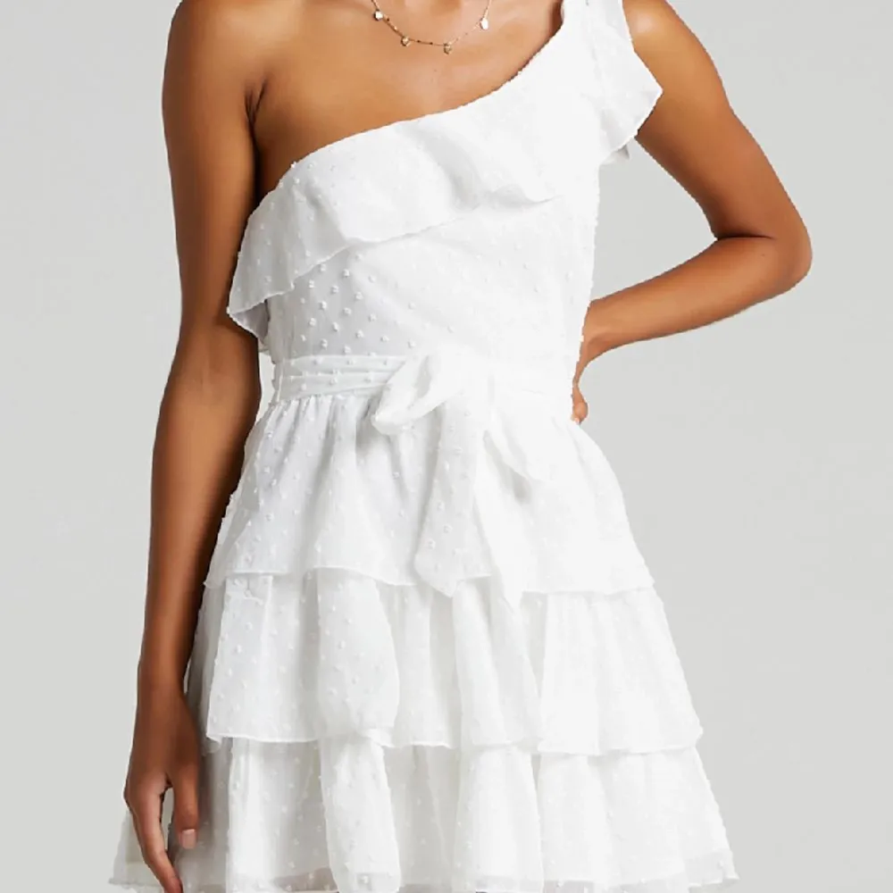 Säljer denna vita klänningen i strl XS!🤩 Klänningen är oanvänd, endast testad, men den var för liten för mig så säljer nu den vidare. Klänningen är köpt på Plick så vet tyvärr inte vart den är ifrån. Klänningar.
