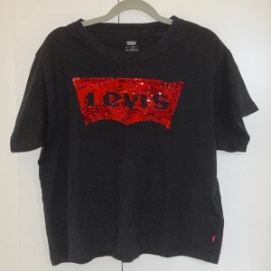 T-shirt  - Levis t-shirt med paljett tryck. Endast använd enstaka gånger. Nyskick🖤 storlek S. 
