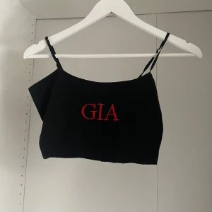I am gia crop top  - Croptop från i am gia. I perfekt skick