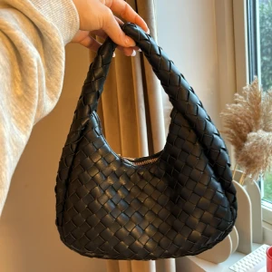 Väska  - Säljer nu denna väskan från glitter. Den är mycket använd, har några defekter på dragkedjan, annars är den i mycket fint skick