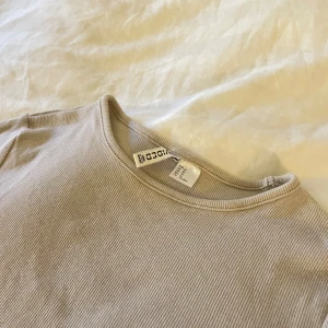 Kort t-shirt - Kortare t-shirt. Färgen blir inte rättvis på bild, men den är beige. Knappt använd så den är i väldigt bra skick, säljer den för 30kr. Skriv privat om du vill se fler bilder💕