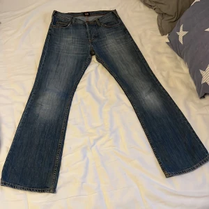Lee Bootcut Jeans - Snygg passform. Köpta begagnade men skicket är ändå 8/10.  Passar mig som är 182 cm lång