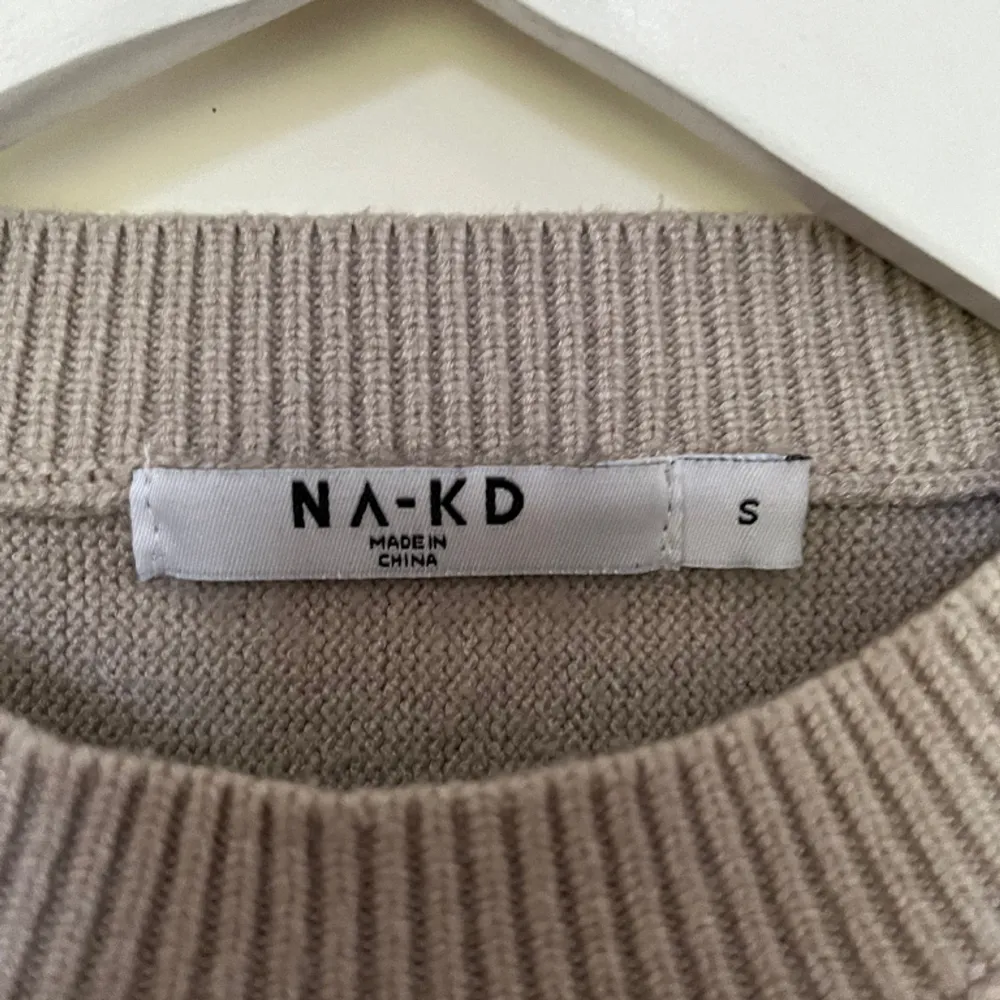 Fin tröja från NA-KD i storlek S.  💜Beige grå 💜Använd några gånger men fortfarande väldigt fin i skick 💜 . Tröjor & Koftor.