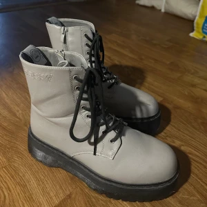 Kängor  - Säljer ett bar fina gråaktiga gängor som tyvärr inte kommer till användning..   Köpta på scorett och är storlek 39.  💕💖💞💗💓🩷💘🩷