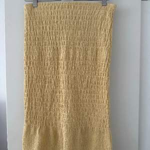 En otroligt fin gul stretchig kjol. Gina tricot Har resårband i midjan Storlek: L  Aldrig använd, prislapp sitter kvar. (Har den i svart och älskar den).   Nyskick 399kr 