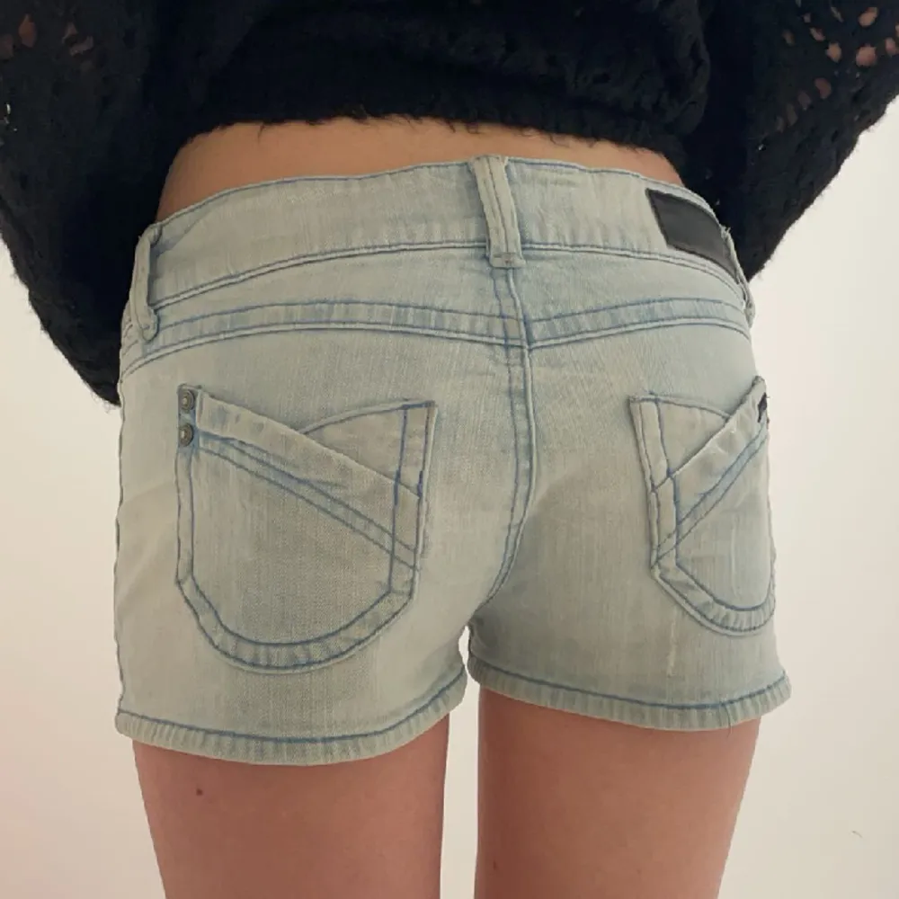 Superfina jeansshorts från only, köpta second hand! Populära och trendiga, jättecoola🩵🩵. Shorts.