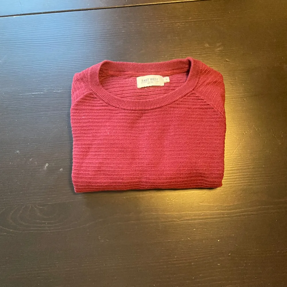 Sjukt snygg vinröd sweatshirt från East West i storlek M. Den är aldrig använd. Tröjor & Koftor.