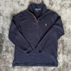Ralph lauren  - Säljer min feta Ralph lauren quarter zip i storlek M. Den är grymt skick och är mörkblå(självklart äkta) skriv om ni har frågor