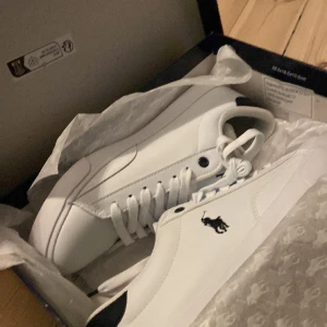 Raul lauren skor - Ett par jätte snygga polo ralph lauren skor! Aldrig andvända säljer på grund av att de är för små och går ej att returnera❤️orginal pris 890kr