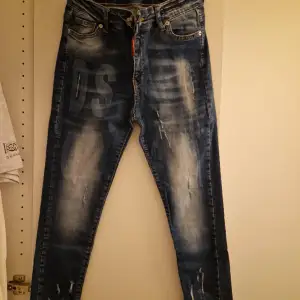 Säljer nu några jättesnygga dsquared2 jeans i mörkblå. Jeansen är väldigt stretchiga och passformen är skinny.  Skriv vid funderingar!