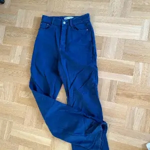 Jeans från Zara i en jättesnygg blå färg, alltså inte vanlig jeans blå utan mycket blåare! Aldrig använda då de tyvärr inte passar mig 😫Använd gärna köp nu!💕💕