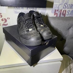 Nike air force  - Säljer nu mina black air force dem är lite slitna men ändå bra skick.