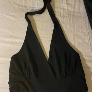 Klänning  - Klänning med knytband i nacken. 