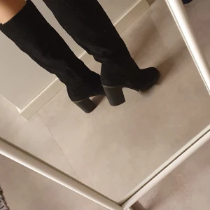 Stövlar med blockklack - Minns inte hur mycket de använts men de ser inte slitna ut. Väldigt lätta att gå i om det inte är snö ute. Bra för någon som är ca 165-170cm lång.