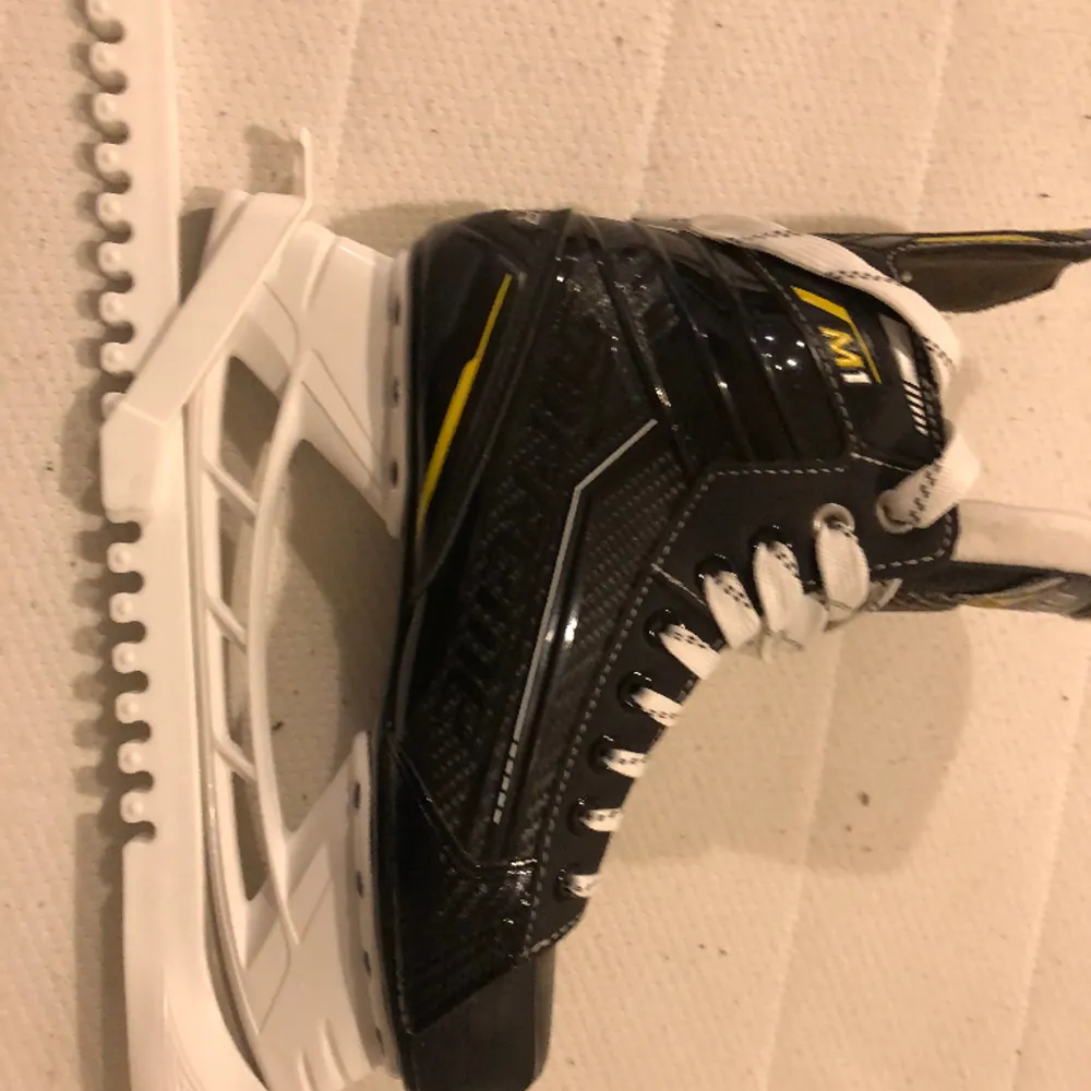 Säljer nu ett par skridskor bauer supreme m1, dem är knappt använda. Tror jag använt dem 7 gånger, bara att åka på skridsko bana ingen hockey.Storlek 38/39. Går så klart att testas på plats.Har två st hockey hjälmar.kostar nya 999 Finns i Helsingborg. Skor.