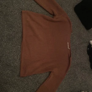 snygg stickad tröja - stickad tröja  Jätte fin  Använt 1 gång  brun och rosa 