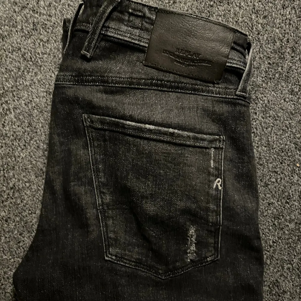 Säljer nu dessa sjukt feta replay jeans, skick 9/10 inga defekter. Hör av dig för fler bilder eller frågor//Liam. Jeans & Byxor.