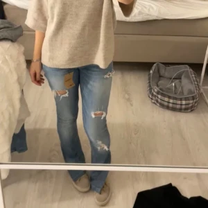 Blå lågmidjade jeans  - Jättefina blå lågmidjade jeans från Sellpy. (Gjort egen slits)💗