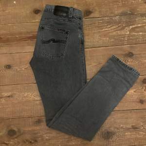 Hej! Säljer ett par riktigt snygga gråa jeans från nudie. Storlek 29/32 och har en snygg passform.                                         Skick 8/10 använda men utan skador