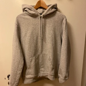 Hoodie Grå - Basis grå merlange hoodie från hm storlek M