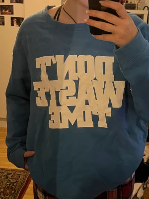 Blå oversized tjocktröja - Blå mysig oversized tjocktröja från junkyard i M men eftersom oversized känns som L eller större.