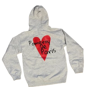 Pomeroy de Paris  - Denna tröja/hoodie kombinerar trendig design med ultimat komfort, vilket gör den till det perfekta valet för en stilmedveten och bekväm vardag.