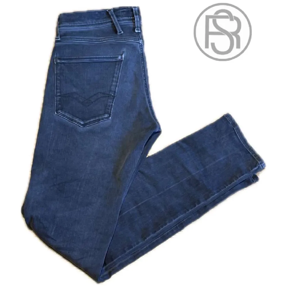 Säljer nu dessa fräscha Replay Anbass storlek 28/32. Färgen på jeansen är mörkgrå. Dessa jeans är i nyskick och det finns inga synliga defekter. Tveka inte om att ställa frågor!. Jeans & Byxor.