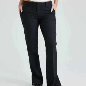 Kostymbyxor Bikbok - Kostymbyxor med slit som är köpta här på plick, endast testade av mig och inga defekter. 