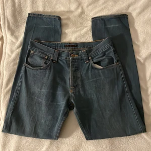 Nudie Jeans🔥 - Feta Nudie jeans med många detaljer🔥nypris är 1300kr+ och dom är i mycket bra skick! Passformen är regular/slim fit🔥 Hör av dig vid frågor, kan posta/hämtas i Jönköping