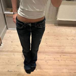 Säljer dessa skitsnygga true religion jeans då dom tyvärr va för stora. bilderna från förra ägaren💕