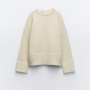 Stickad tröja Zara - Säljer denna nya stickade tröja från zara då jag ej fick användning för den & det är tyvärr försent att returerna. Prislappen finns kvar. Det är bara att höra av er angående frågor annars är det helt okej att trycka på köp nu 😊😊🤩💓(Org pris 400kr)