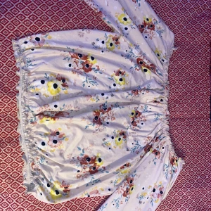 Blommig blis - Blommig blus från Kappahl, storlek 164 men funkar som XS, använd ett fåtal gånger men fint skick 