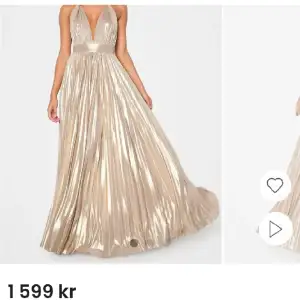 Säljer min fina balklänning, super eftertraktad och svår att få tag på💕väldigt stretchiga material som passar xs-m 